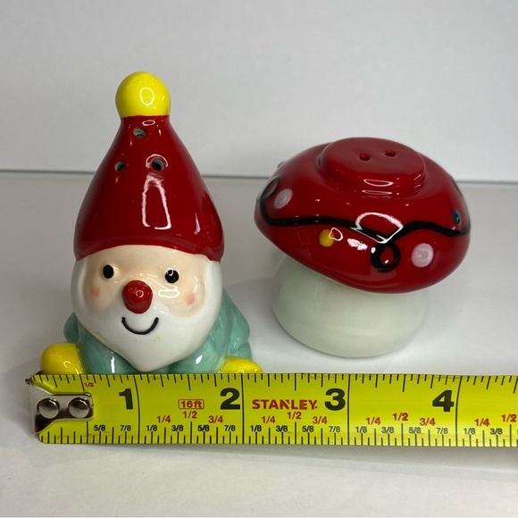 St Nicholas Square Gnome And Mushroom Salt And Pepper Shakers.  Nib - Picture 8 of 10